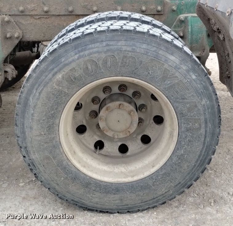 image for item DQ6056 2009 Peterbilt 386 semi truck