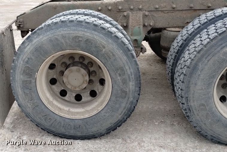 image for item DQ6056 2009 Peterbilt 386 semi truck