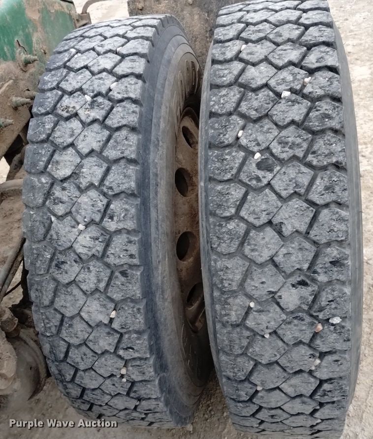 image for item DQ6056 2009 Peterbilt 386 semi truck