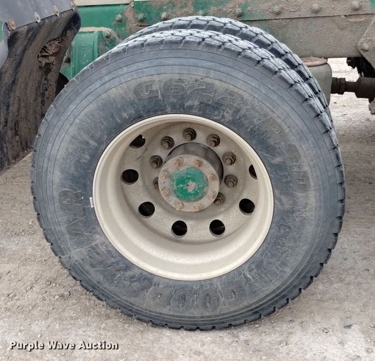 image for item DQ6056 2009 Peterbilt 386 semi truck