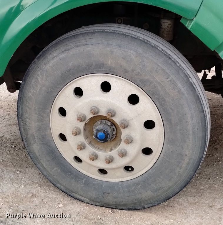 image for item DQ6056 2009 Peterbilt 386 semi truck