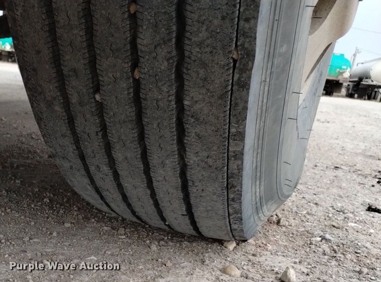 image for item DQ6056 2009 Peterbilt 386 semi truck