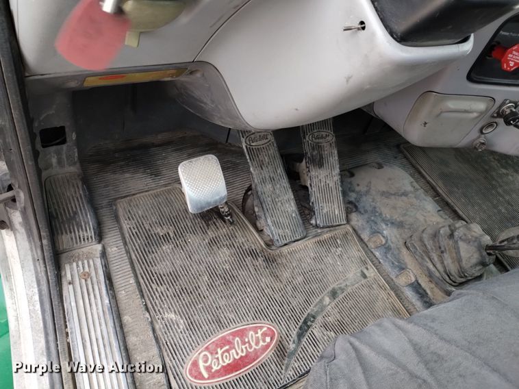 image for item DQ6057 2009 Peterbilt  386 semi truck