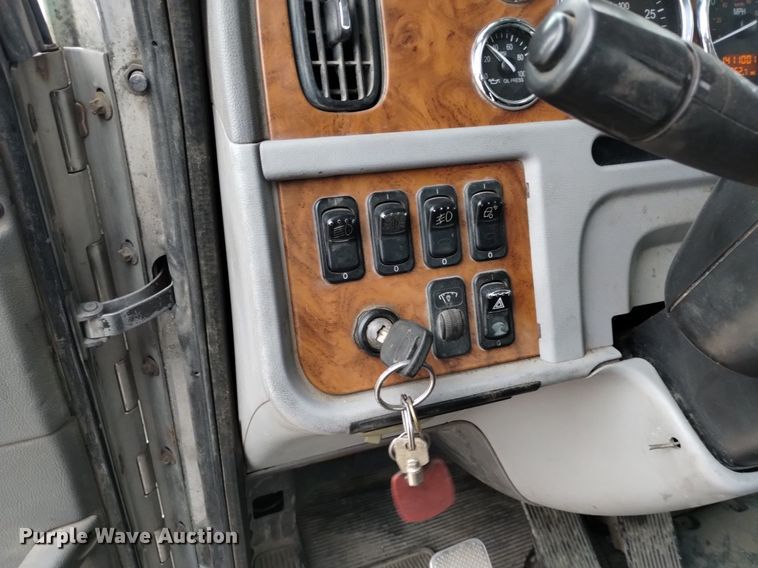 image for item DQ6057 2009 Peterbilt  386 semi truck