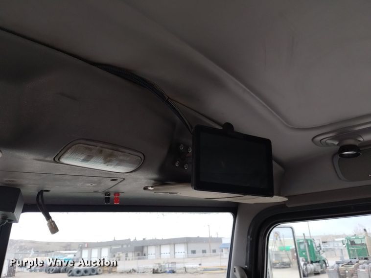 image for item DQ6057 2009 Peterbilt  386 semi truck