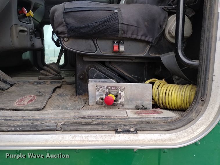 image for item DQ6057 2009 Peterbilt  386 semi truck