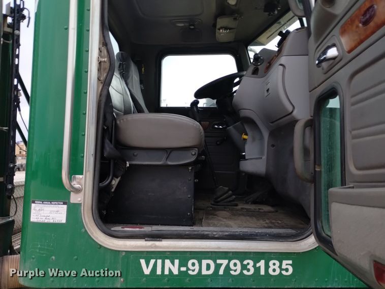 image for item DQ6057 2009 Peterbilt  386 semi truck