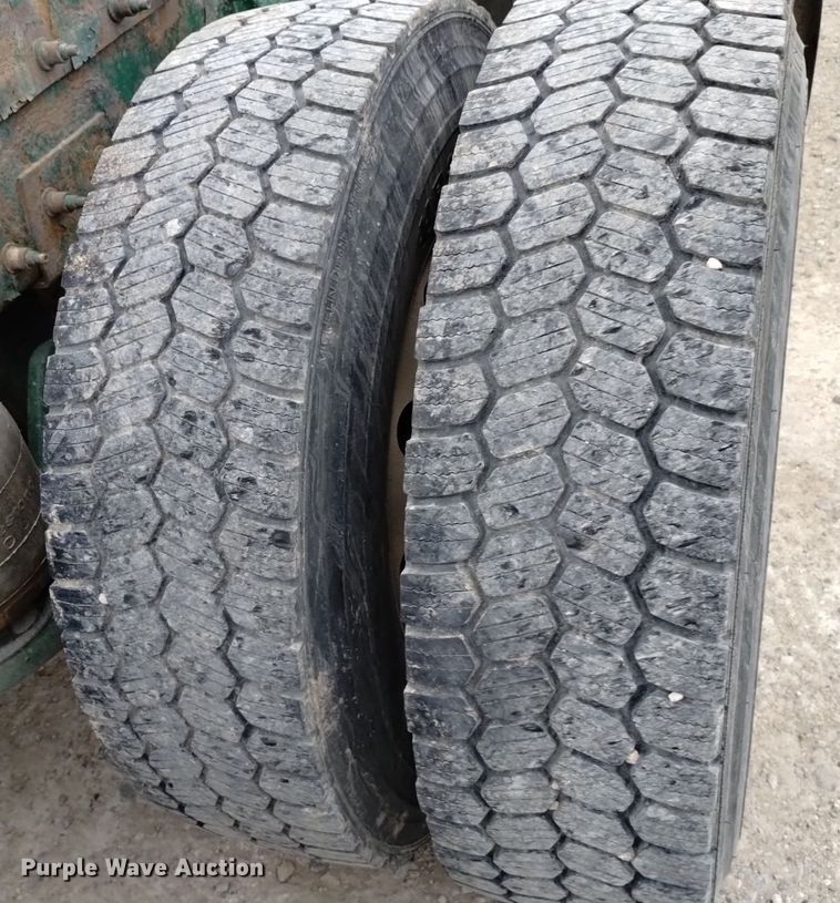 image for item DQ6057 2009 Peterbilt  386 semi truck