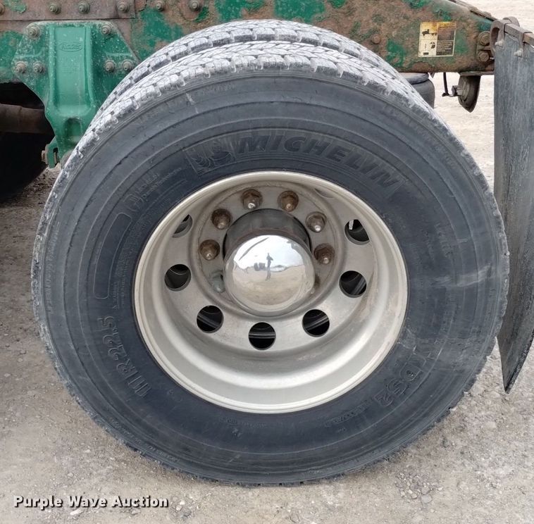 image for item DQ6057 2009 Peterbilt  386 semi truck