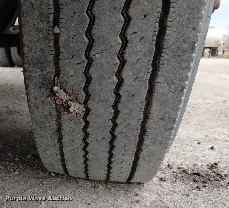 image for item DQ6057 2009 Peterbilt  386 semi truck