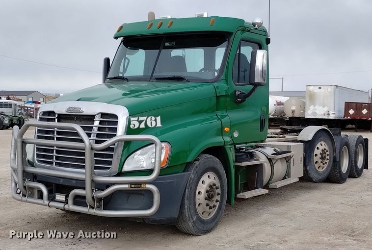 image for item DQ6058 2015 Freightliner Cascadia semi truck