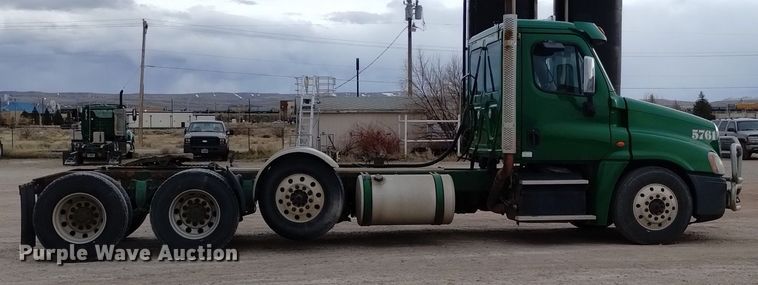 image for item DQ6058 2015 Freightliner Cascadia semi truck