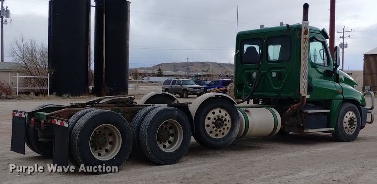 image for item DQ6058 2015 Freightliner Cascadia semi truck