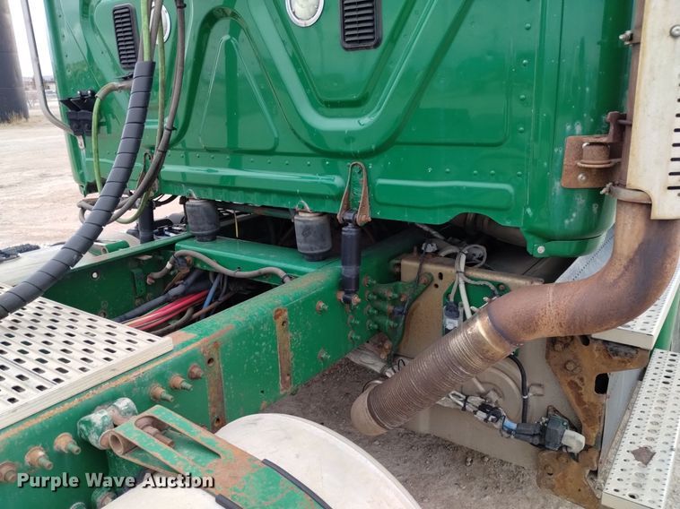 image for item DQ6058 2015 Freightliner Cascadia semi truck