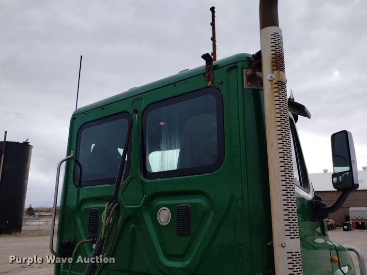 image for item DQ6058 2015 Freightliner Cascadia semi truck