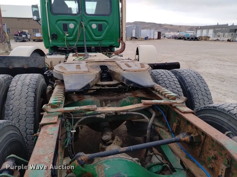 image for item DQ6058 2015 Freightliner Cascadia semi truck