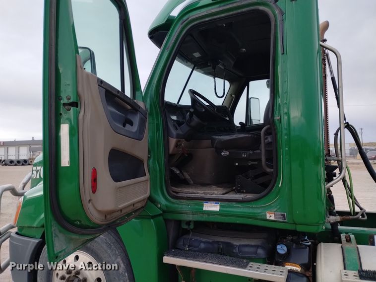 image for item DQ6058 2015 Freightliner Cascadia semi truck