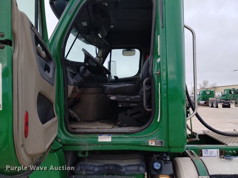 image for item DQ6058 2015 Freightliner Cascadia semi truck