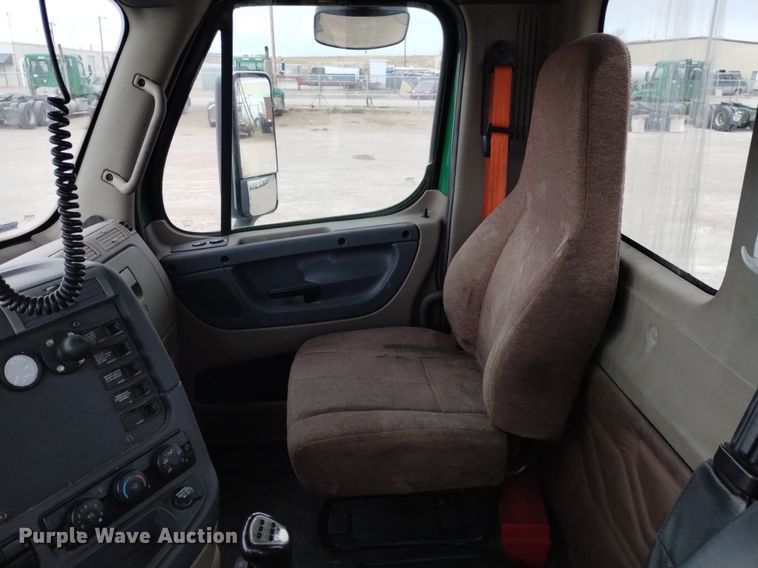 image for item DQ6058 2015 Freightliner Cascadia semi truck