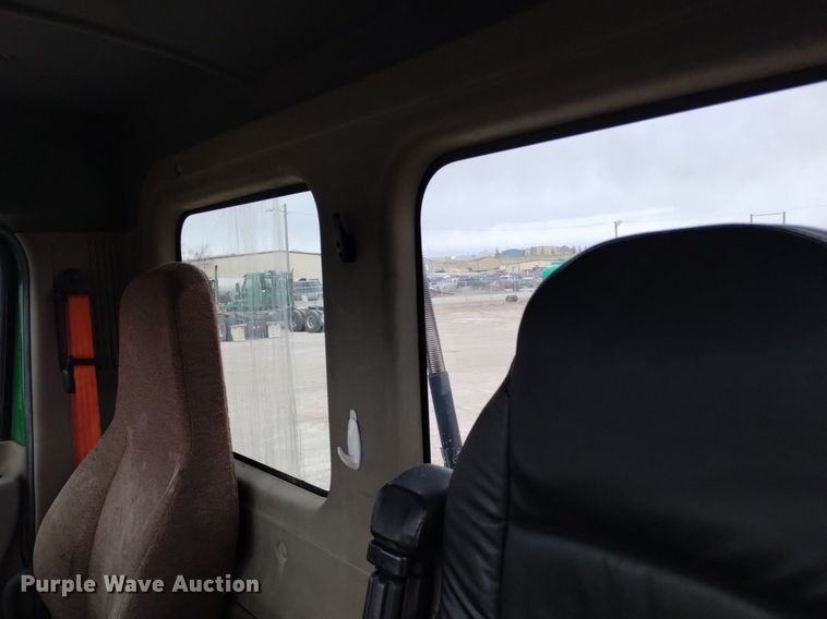 image for item DQ6058 2015 Freightliner Cascadia semi truck