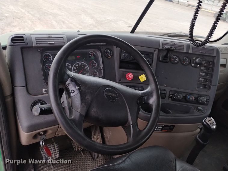 image for item DQ6058 2015 Freightliner Cascadia semi truck