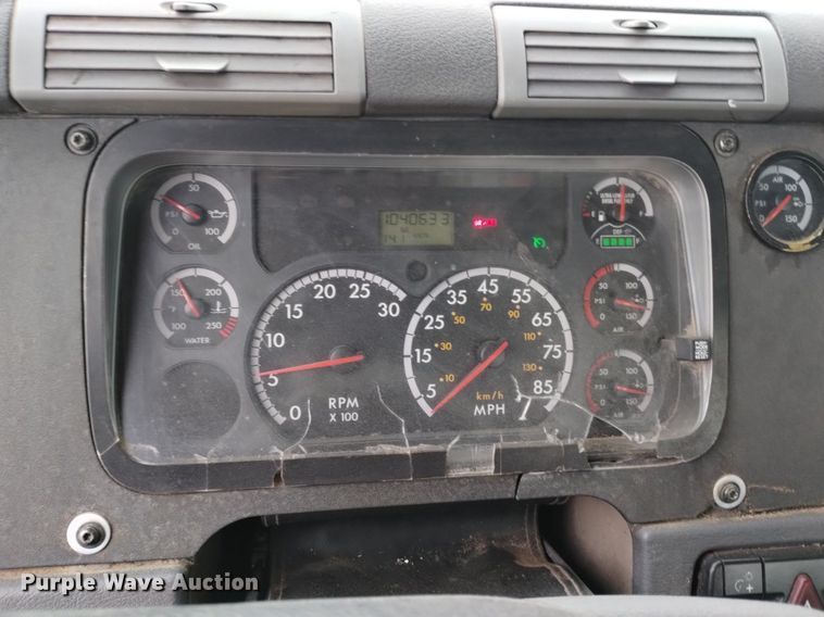 image for item DQ6058 2015 Freightliner Cascadia semi truck