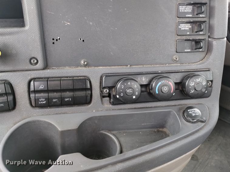 image for item DQ6058 2015 Freightliner Cascadia semi truck