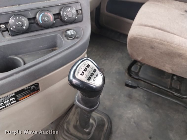 image for item DQ6058 2015 Freightliner Cascadia semi truck