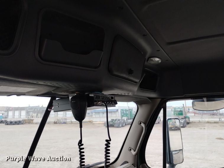 image for item DQ6058 2015 Freightliner Cascadia semi truck