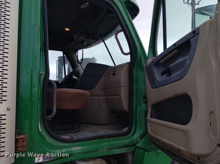 image for item DQ6058 2015 Freightliner Cascadia semi truck