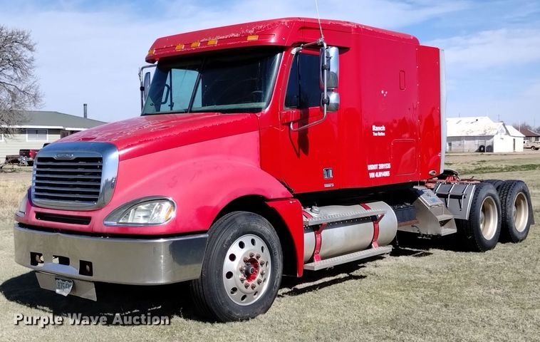 image for item DQ6066 2004 Freightliner  Columbia  semi truck