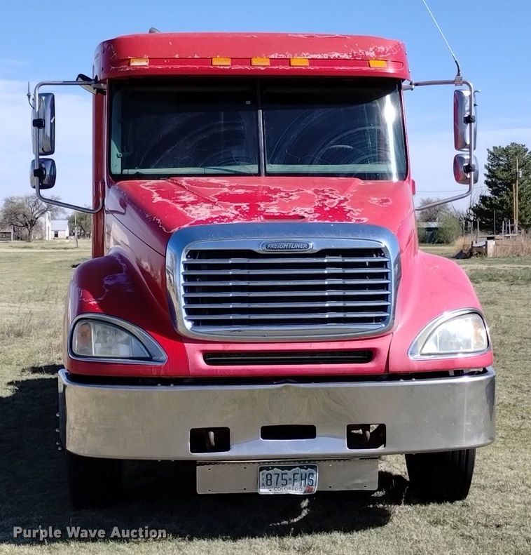 image for item DQ6066 2004 Freightliner  Columbia  semi truck