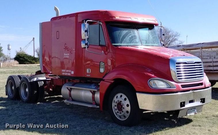 image for item DQ6066 2004 Freightliner  Columbia  semi truck