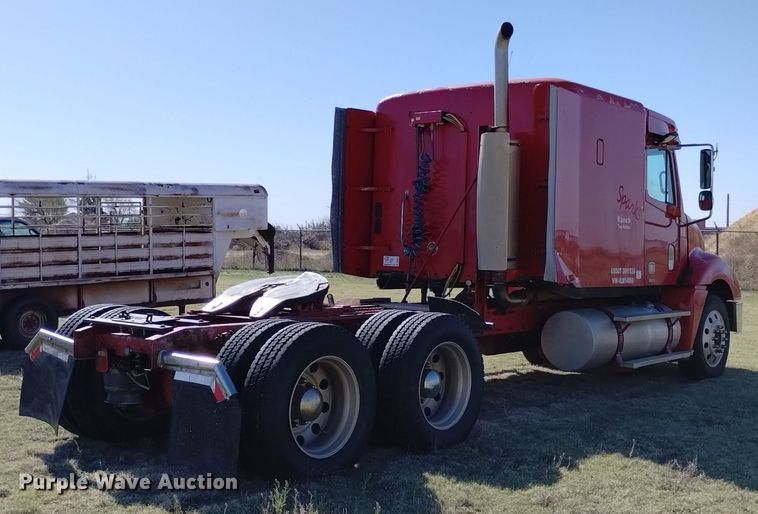 image for item DQ6066 2004 Freightliner  Columbia  semi truck