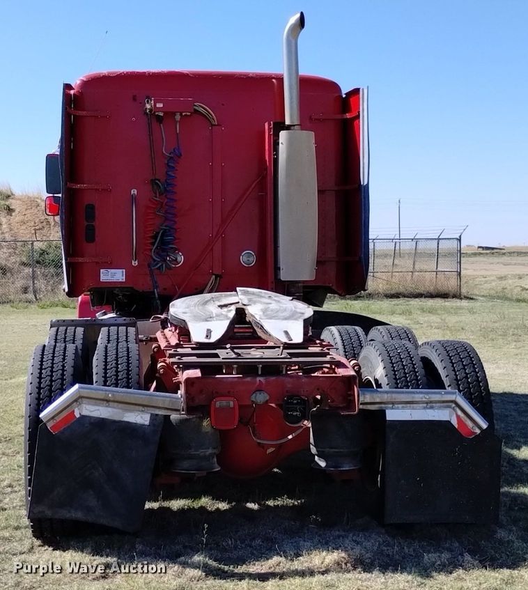 image for item DQ6066 2004 Freightliner  Columbia  semi truck