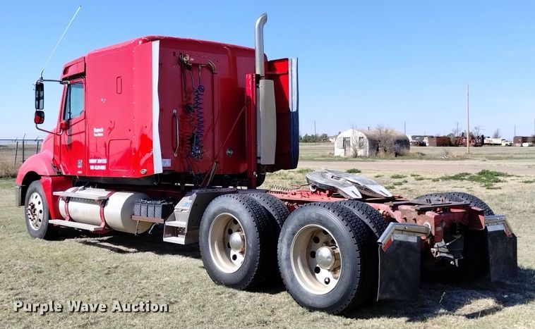 image for item DQ6066 2004 Freightliner  Columbia  semi truck