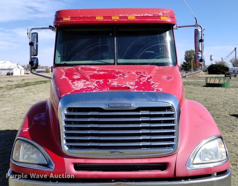 image for item DQ6066 2004 Freightliner  Columbia  semi truck