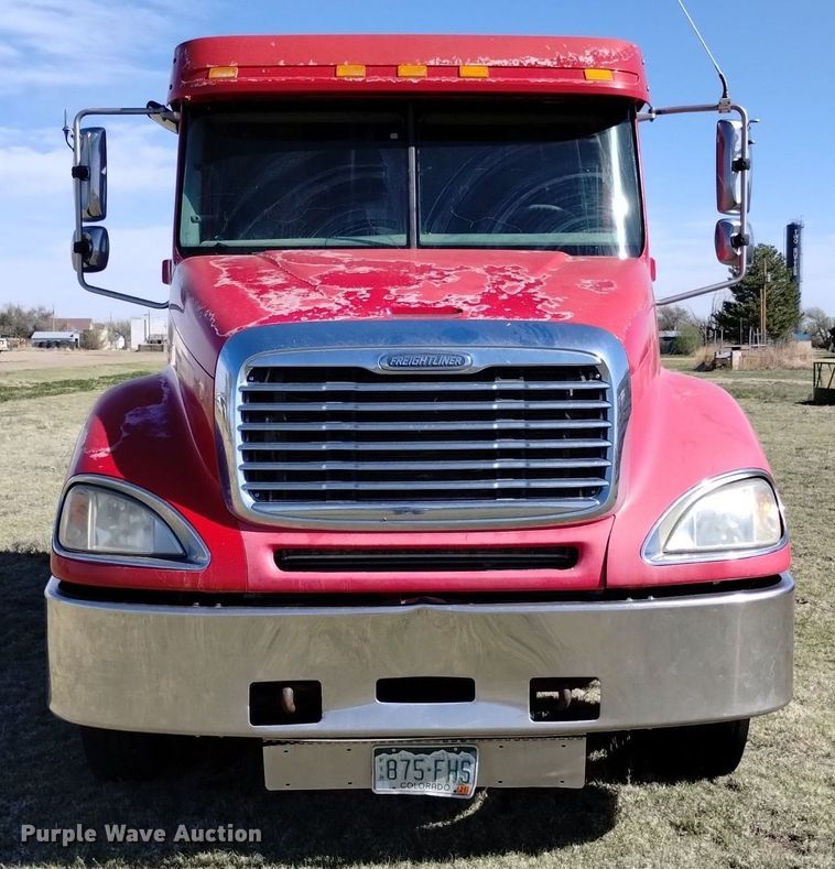 image for item DQ6066 2004 Freightliner  Columbia  semi truck