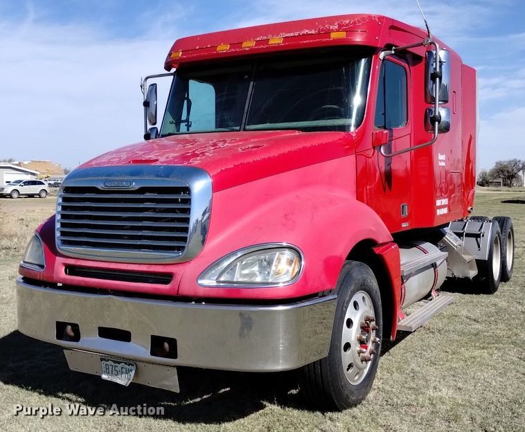 image for item DQ6066 2004 Freightliner  Columbia  semi truck