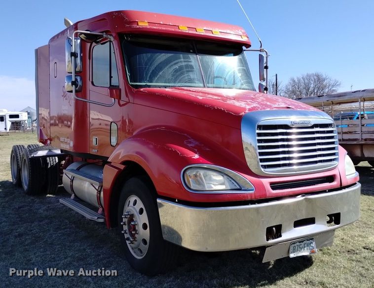 image for item DQ6066 2004 Freightliner  Columbia  semi truck