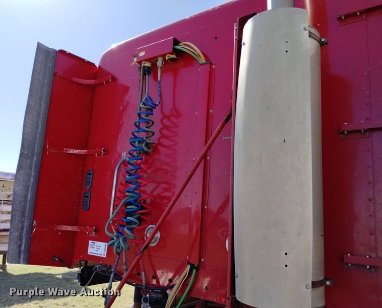 image for item DQ6066 2004 Freightliner  Columbia  semi truck