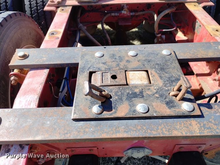 image for item DQ6066 2004 Freightliner  Columbia  semi truck