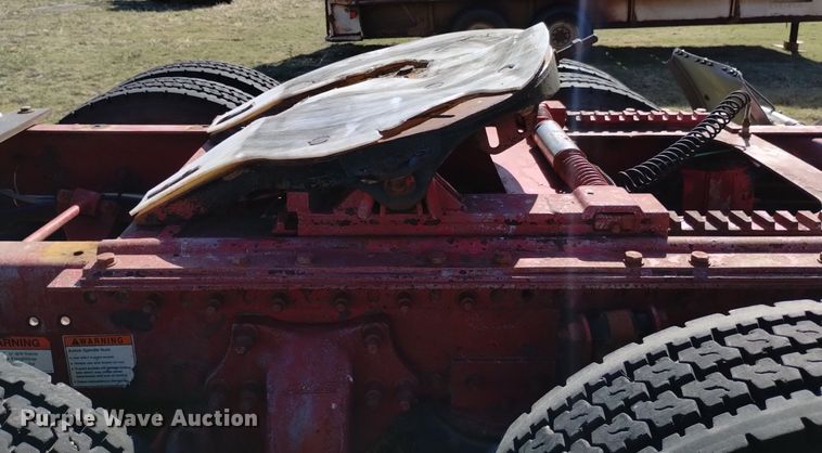 image for item DQ6066 2004 Freightliner  Columbia  semi truck