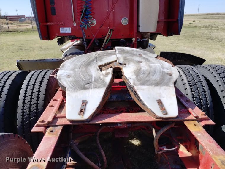 image for item DQ6066 2004 Freightliner  Columbia  semi truck