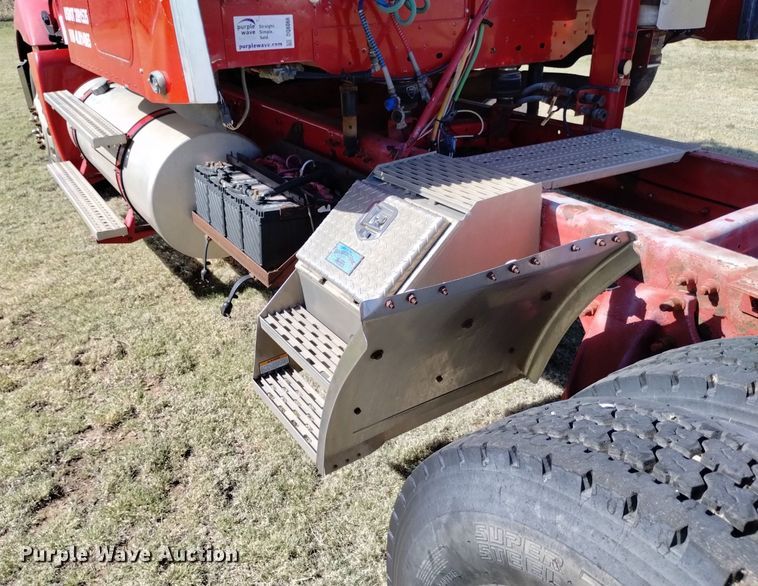 image for item DQ6066 2004 Freightliner  Columbia  semi truck