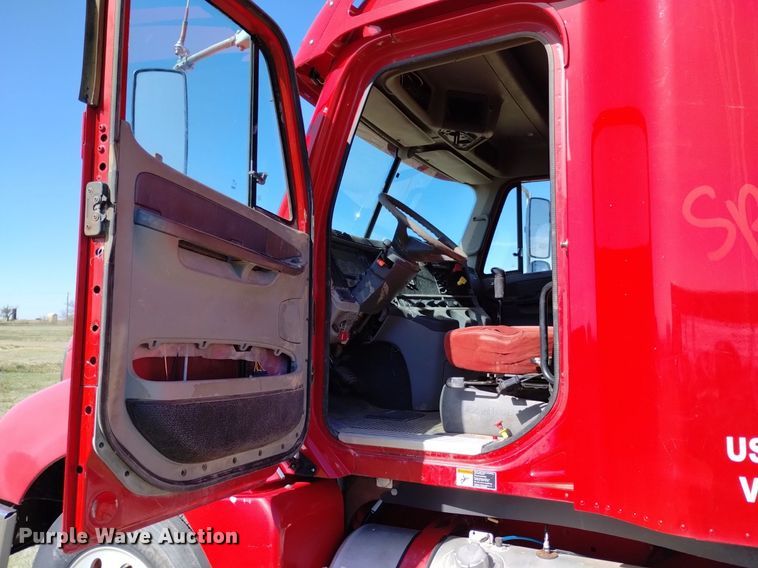 image for item DQ6066 2004 Freightliner  Columbia  semi truck