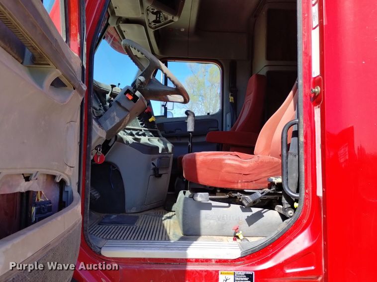 image for item DQ6066 2004 Freightliner  Columbia  semi truck