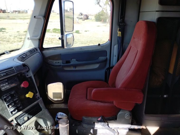 image for item DQ6066 2004 Freightliner  Columbia  semi truck