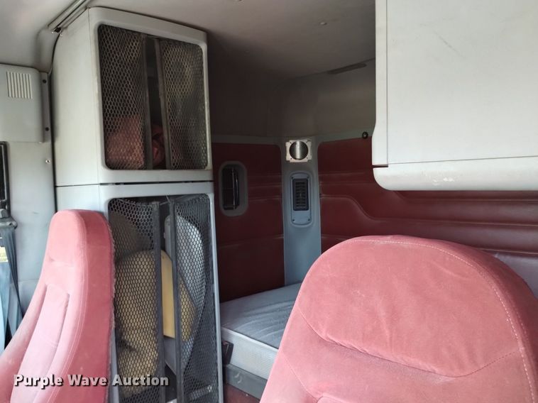 image for item DQ6066 2004 Freightliner  Columbia  semi truck