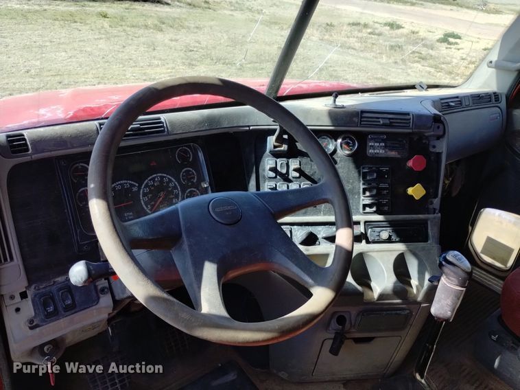 image for item DQ6066 2004 Freightliner  Columbia  semi truck